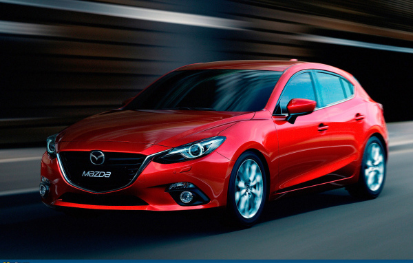 Красивый автомобиль Mazda 3 2014