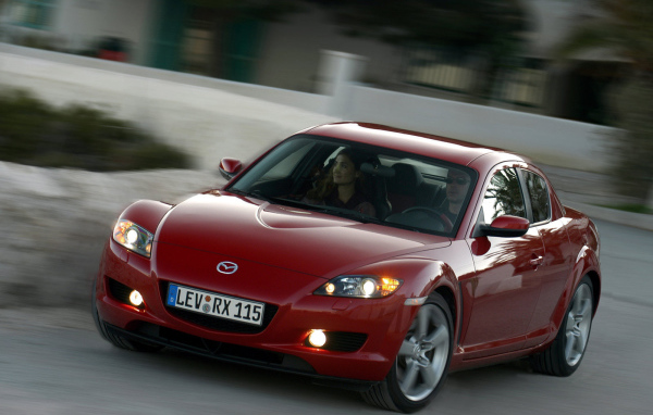 Красивый автомобиль Mazda RX 8 в Москве
