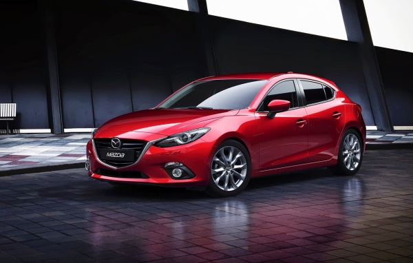 Красивый автомобиль Mazda 3 2014 в Москве