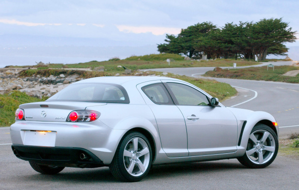 Автомобиль марки Mazda модели RX 8