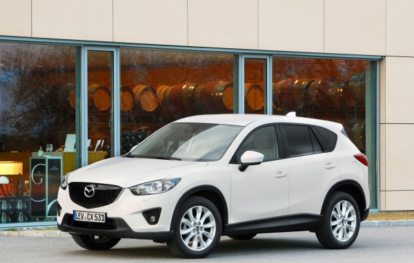 Автомобиль Mazda CX 5 на дороге