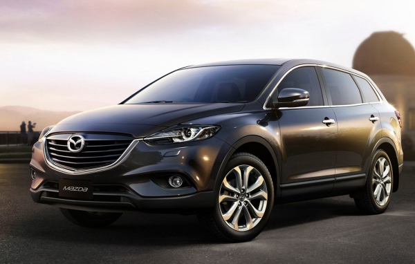 Автомобиль Mazda CX 9 на дороге