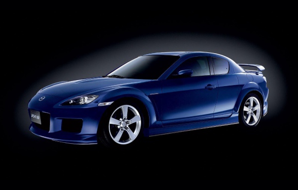 Автомобиль Mazda RX 8 на дороге