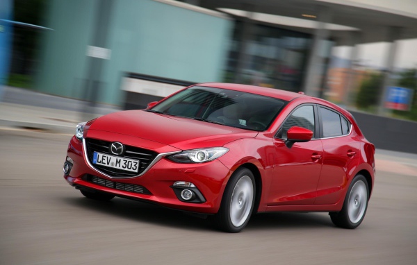 Автомобиль Mazda 3 2014 на дороге