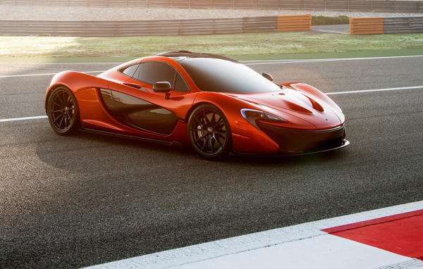 Красивый автомобиль McLaren P1 2014 в Москве