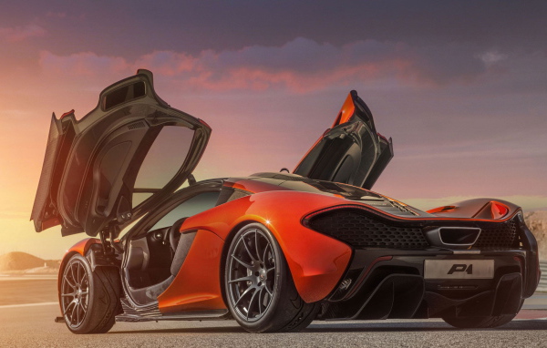Автомобиль McLaren P1 2014 на дороге