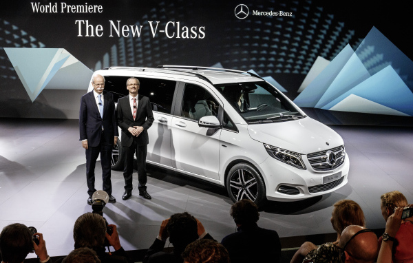 Красивый автомобиль Mercedes V-Class 2014