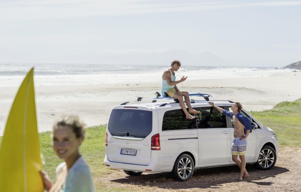 Красивый автомобиль Mercedes V-Class 2014 в Москве