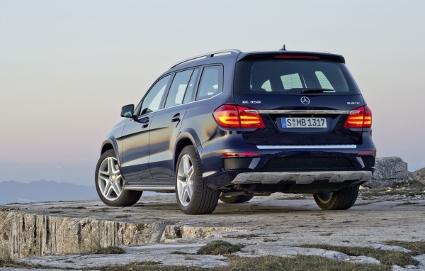 Синий мерседес в горах