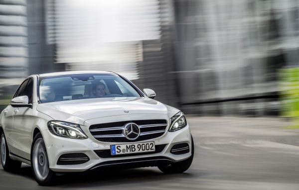 Автомобиль Mercedes C-Class 2014 на дороге