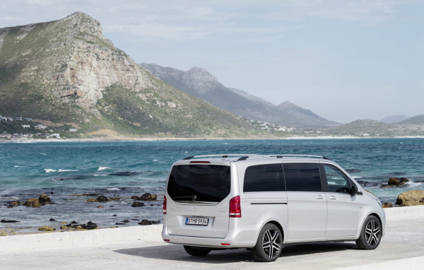 Автомобиль Mercedes V-Class 2014 на дороге