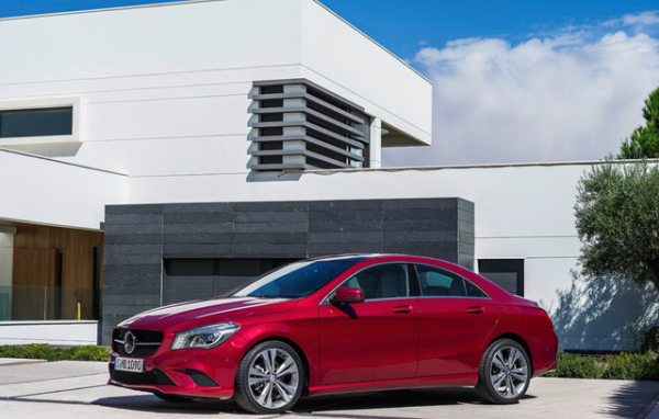 Mercedes GLA на фоне дома