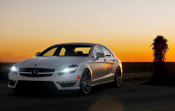 Красивый Mercedes benz cls63