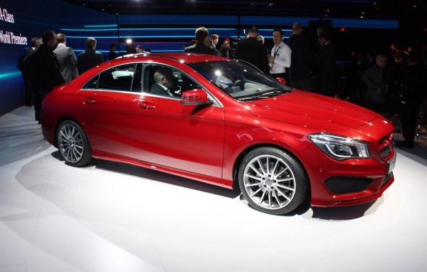 Красный Mercedes GLA