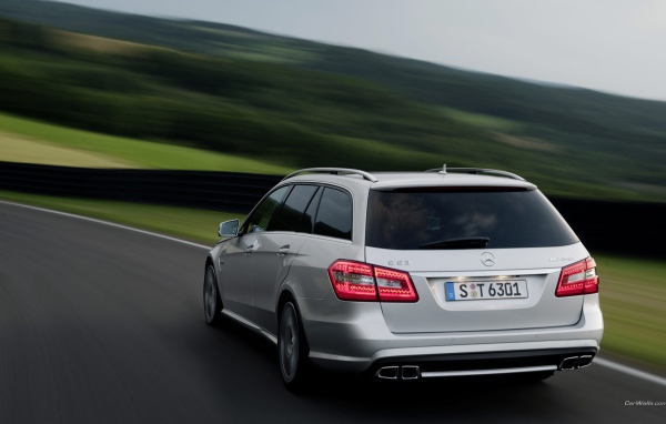 Мерседес в движении по дороге