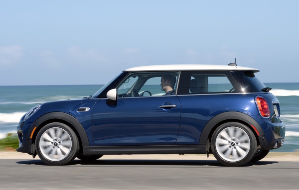 Красивый автомобиль Мини Купер S 2014 в Москве