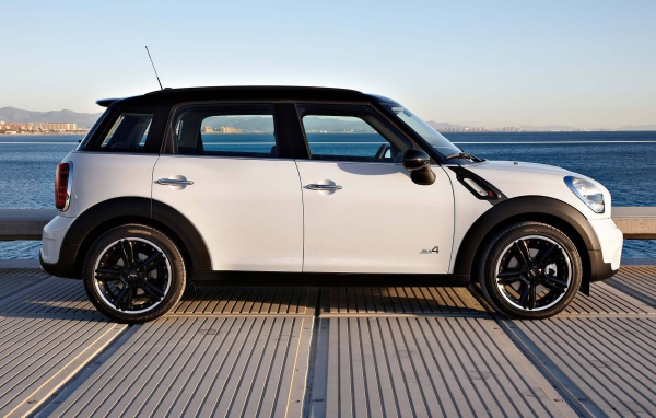 mini cooper countryman на фоне моря
