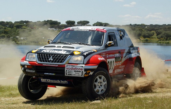 Красивый автомобиль Mitsubishi L200 в Москве