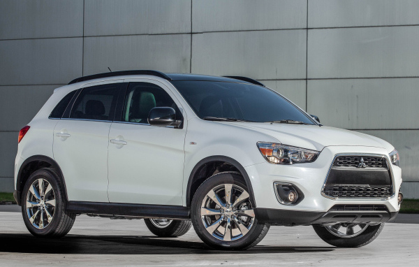 Красивый автомобиль Mitsubishi Outlander