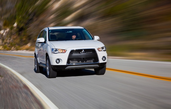 Красивый автомобиль Mitsubishi Outlander в Москве