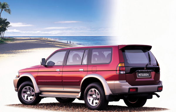 Красивый автомобиль Mitsubishi Pajero Sport