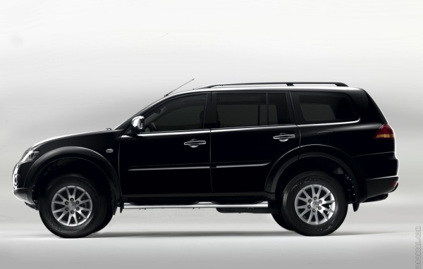 Красивый автомобиль Mitsubishi Pajero Sport в Москве