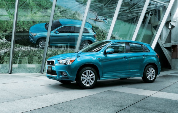 Автомобиль Mitsubishi ASX на дороге