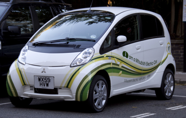 Автомобиль Mitsubishi Electric на дороге