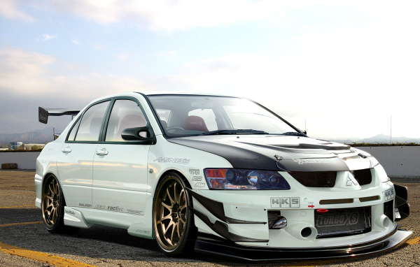 Автомобиль Mitsubishi Lancer Evolution на дороге