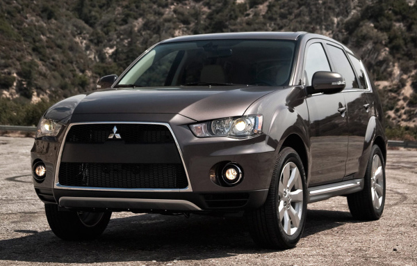 Автомобиль Mitsubishi Outlander на дороге