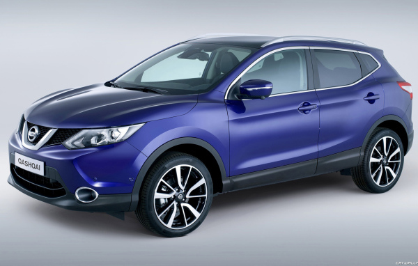 Автомобиль Nissan Quashqai 2014 на дороге