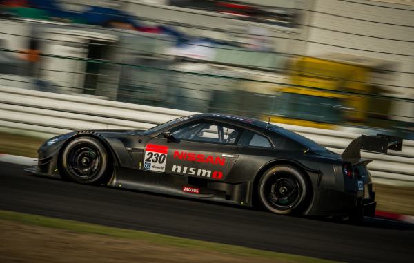 Красивый автомобиль Nissan GT-R Nismo 2014 в Москве