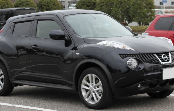 Красивый автомобиль Nissan Juke в Москве