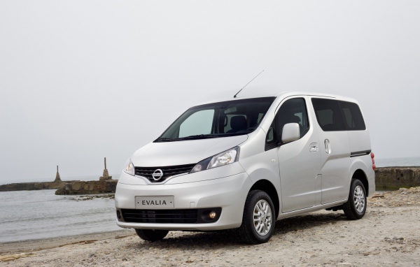 Красивый автомобиль Nissan NV200 в Москве