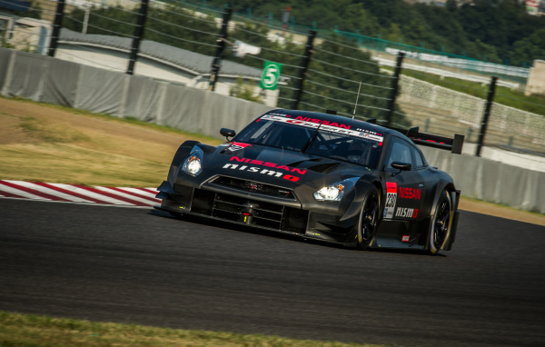 Автомобиль Nissan GT-R Nismo 2014 на дороге