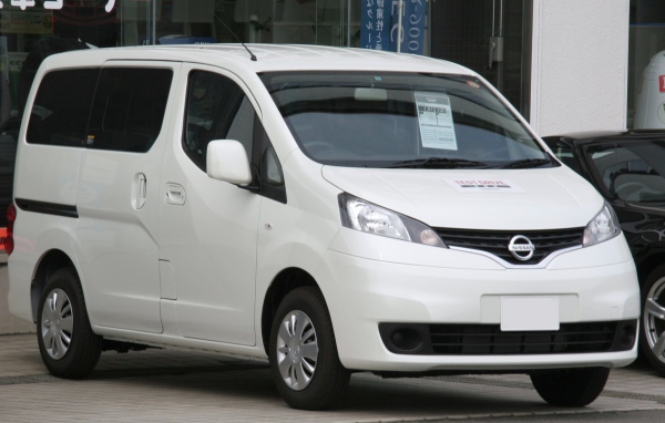 Автомобиль марки Nissan модели NV200
