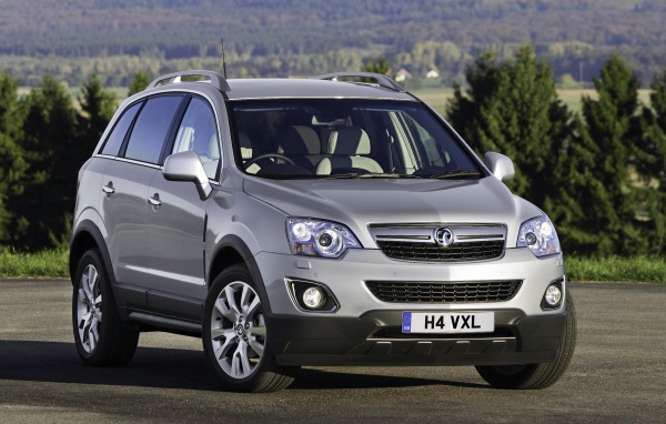 Автомобиль Opel Antara на дороге