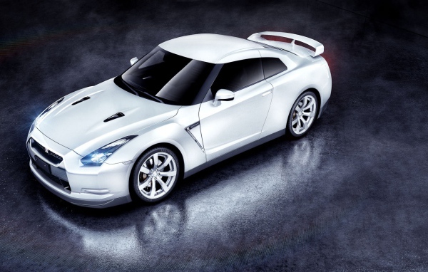 Белый Nissan GTR
