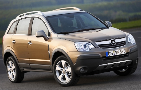 Красивый автомобиль Opel Antara в Москве