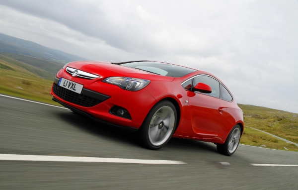 Красивый автомобиль Opel Astra GTC 2014