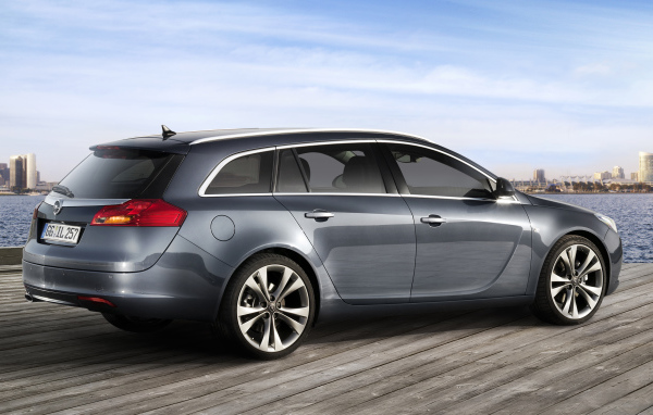 Красивый автомобиль Opel Insignia