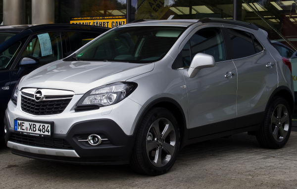 Красивый автомобиль Opel Mokka в Москве
