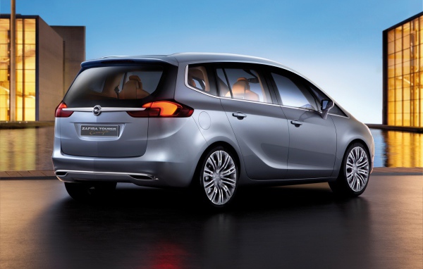 Красивый автомобиль Opel Zafira