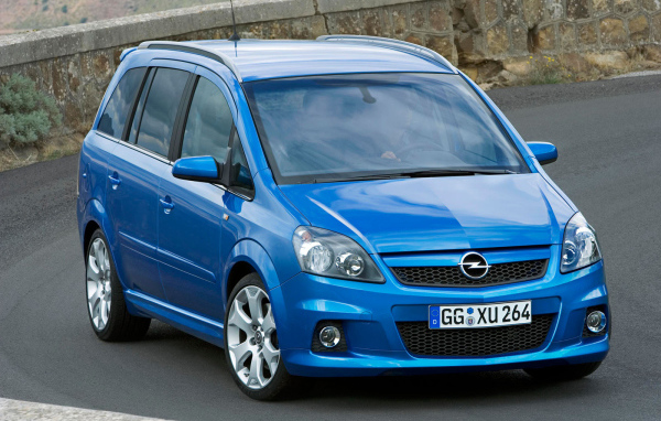 Красивый автомобиль Opel Zafira в Москве
