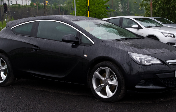 Автомобиль Opel Astra GTC на дороге