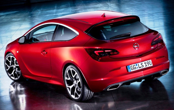Автомобиль Opel Astra GTC 2014 на дороге