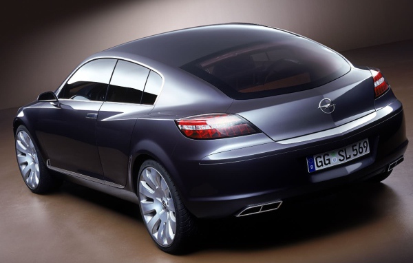 Автомобиль Opel Insignia на дороге