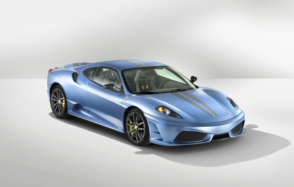 Голубой спортивный автомобиль