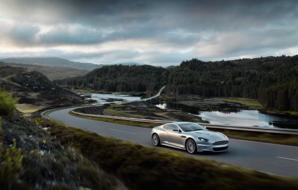 Серебристый спортивный автомобиль