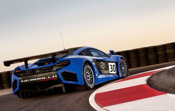 Суперавтомобиль на повороте